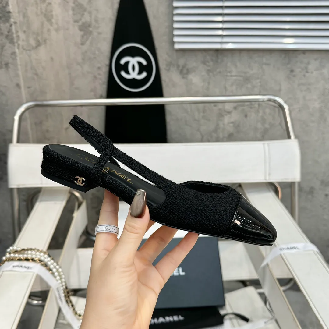 👟👟Ex-factory price 480👟👟 CHANEL Chanel flat bottom series🌹Fashionable classic sandals loved by all stars Fabric [👉] Mixed sheepskin👣🐏 Lining [👉] Silk sheep lining👣🐏 Insole [👉] Silk sheep👣🐏 Sole [👉] Genuine leather outsole imported from Italy 🌻 Packaging [👉] Chanel original box packaging 🌸 Code number [🦶🏻] 34-42 (⚠️34.41.42 is a custom code and cannot be returned or exchanged. Please understand)